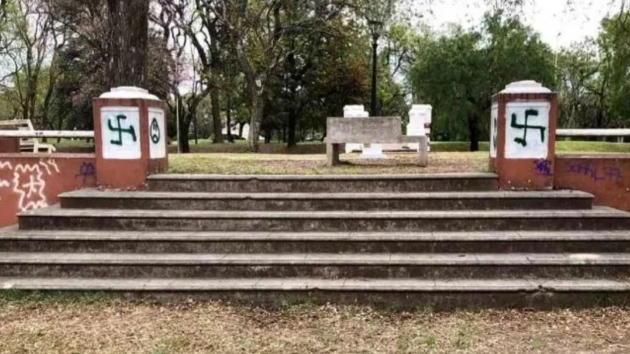 Pintó símbolos nazis en un parque: confirman su condena a prisión