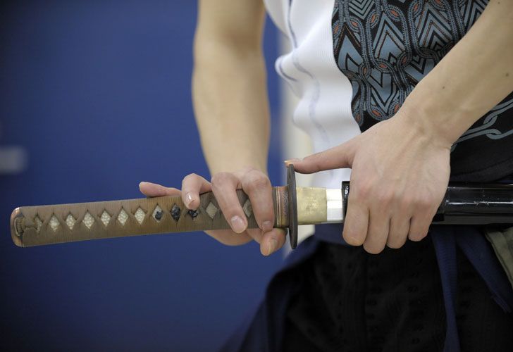 Un japonés cortó el brazo de su socio con una katana