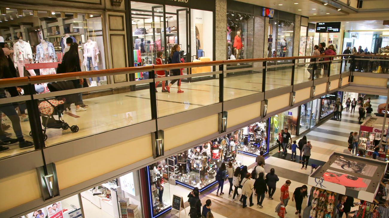 Pese a la crisis, vuelve un clásico navideño: la noche de los shoppings