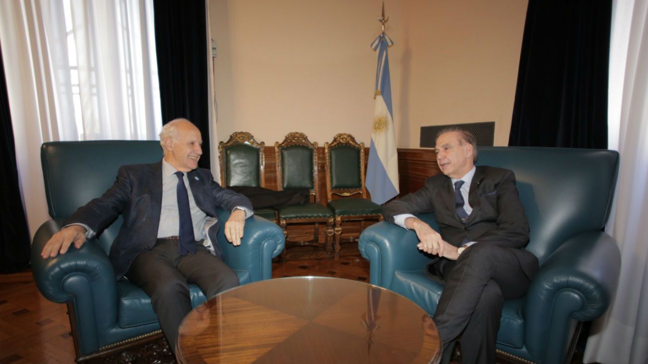 Tras la marcha atrás, Lavagna se reunió con Pichetto para discutir un nuevo consenso