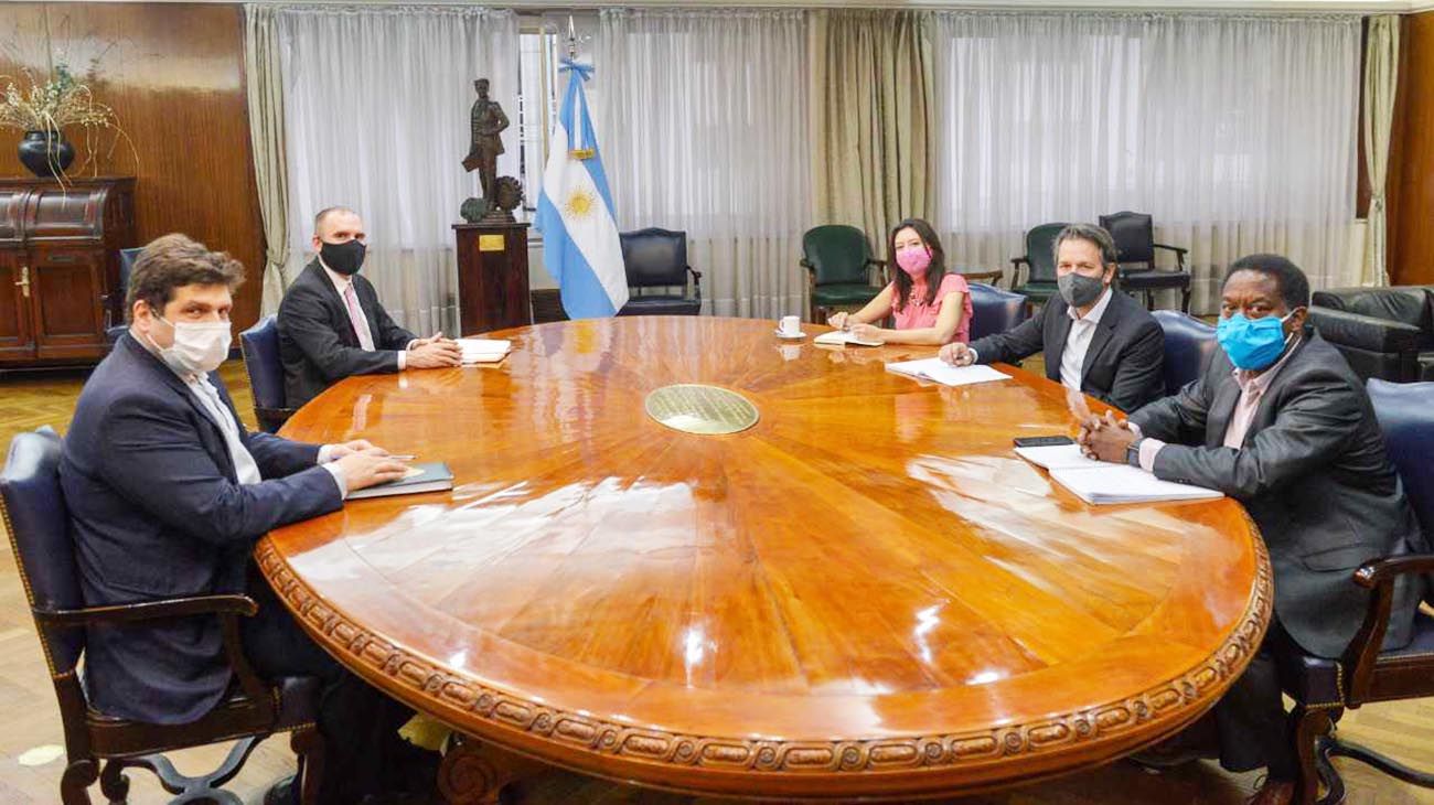 Guzmán se reunió con misión del FMI para comenzar a negociar nuevo acuerdo