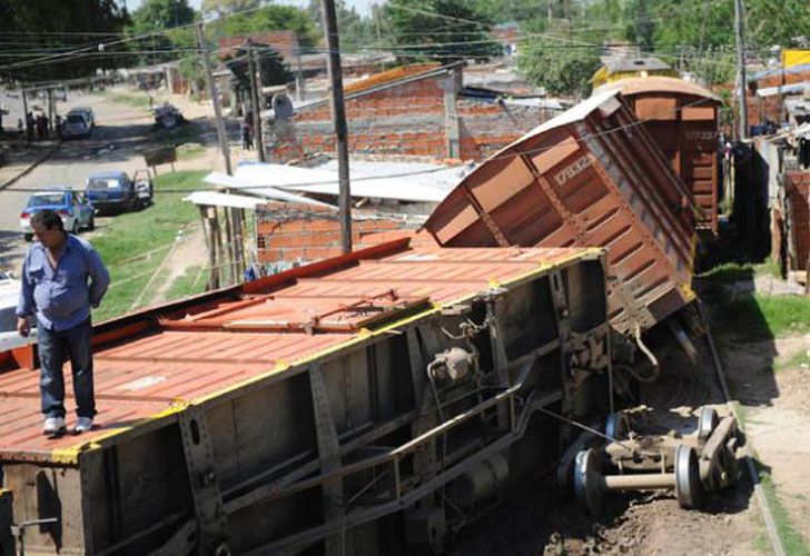 Descarrila el Belgrano Cargas y aplasta viviendas en Rosario