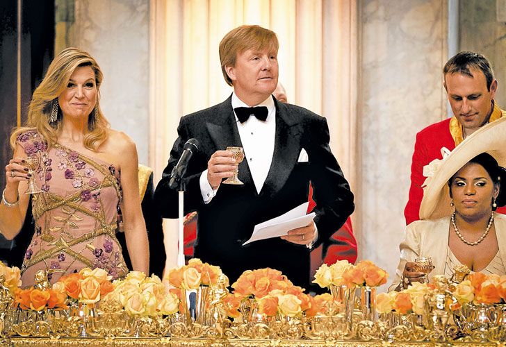 El rey de Holanda festejó los 50 con loas a Máxima