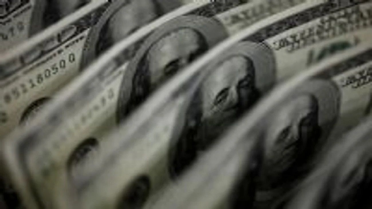 Advierten una posible suba del dólar ante el aumento exponencial de la compra de pasajes al exterior