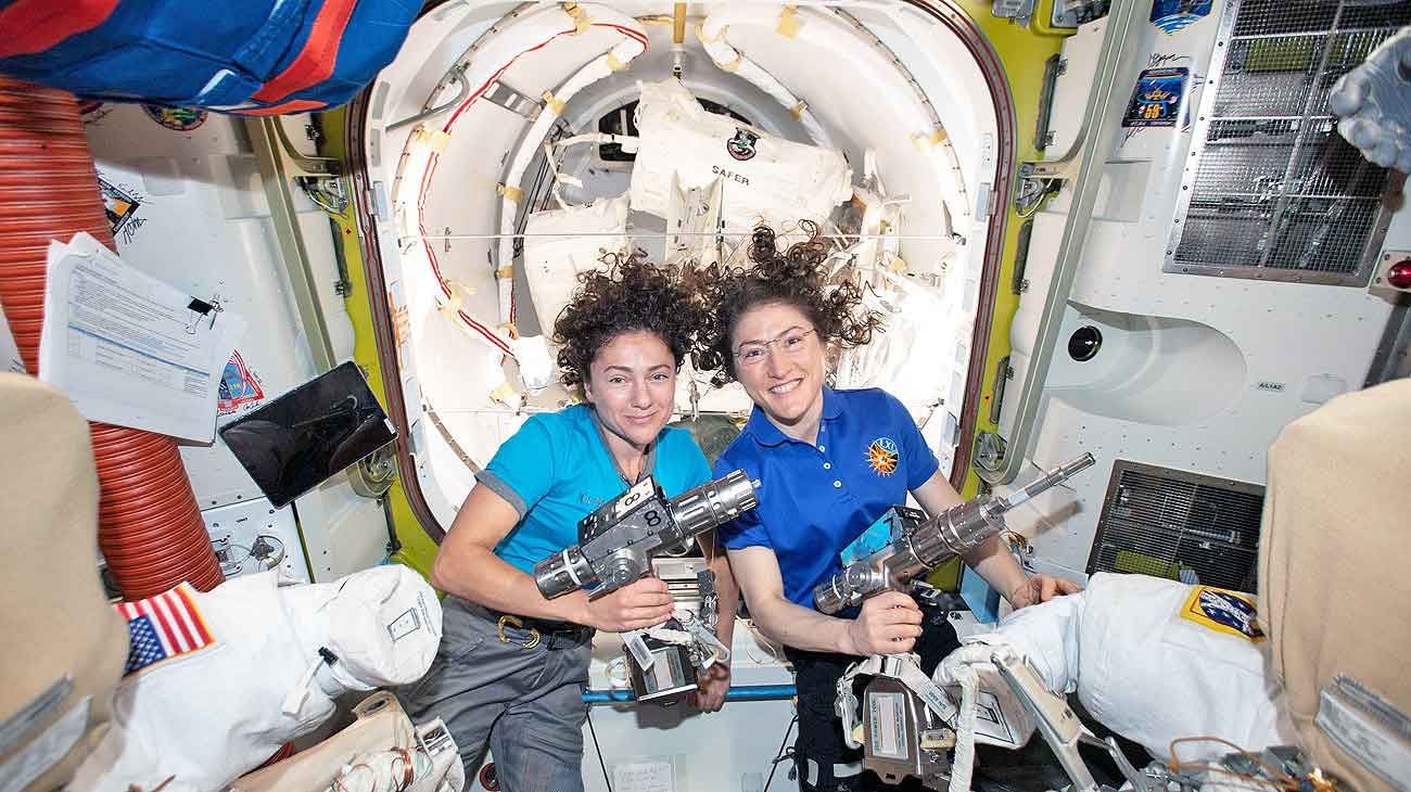 Astronautas realizaron la primera caminata espacial solo de mujeres