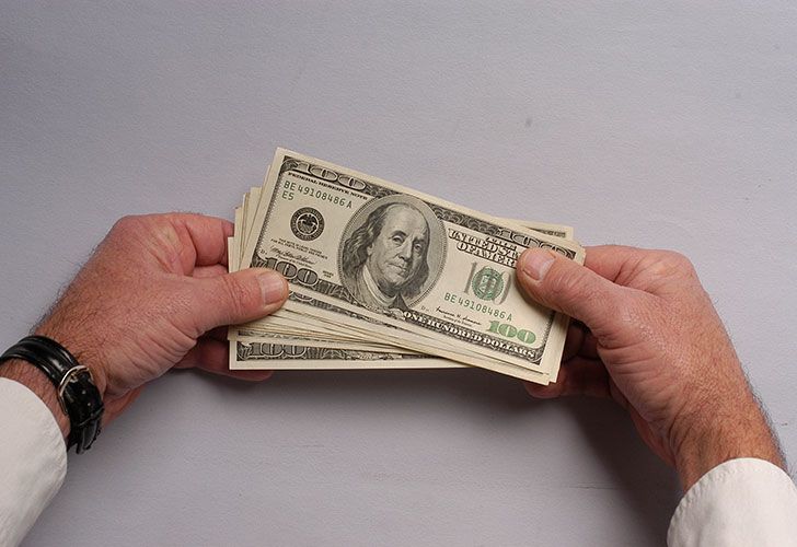 Tras el récord, el dólar sigue en alza y opera a $ 22