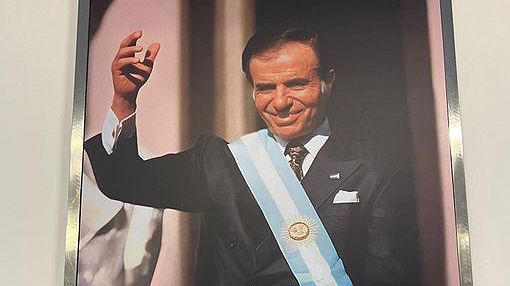 Menem Prócer: las redes explotaron con la sonrisa del riojano junto a San Martín, Belgrano y Alberdi