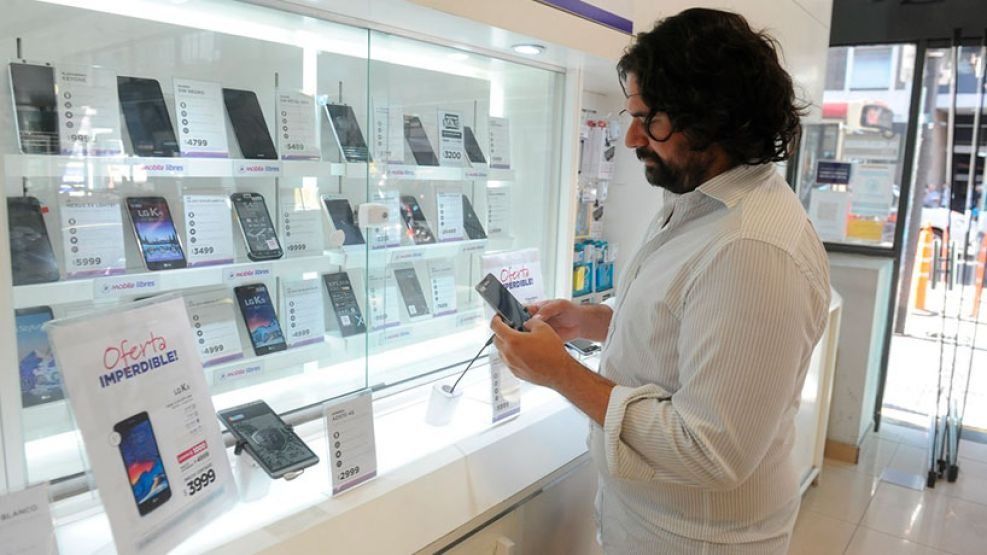 Anuncian baja de impuestos para celulares que bajarán sus precios un 30%