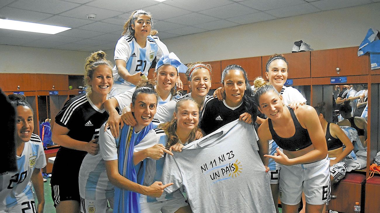 ENTRE TANTO BARRO, LAS CHICAS