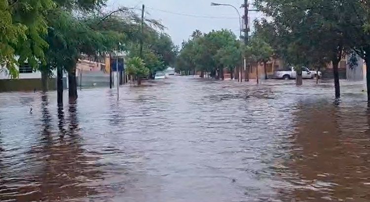 Se inundó un pueblo en el interior de Córdoba y el intendente autorizó a romper una ruta para drenar el agua