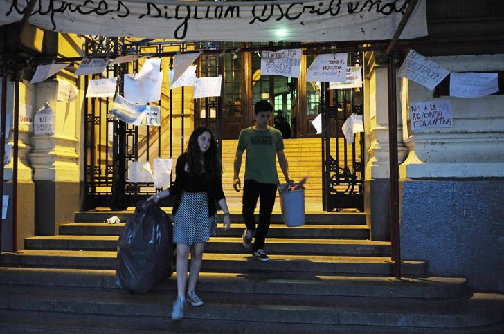 Evalúan la expulsión de cinco alumnos