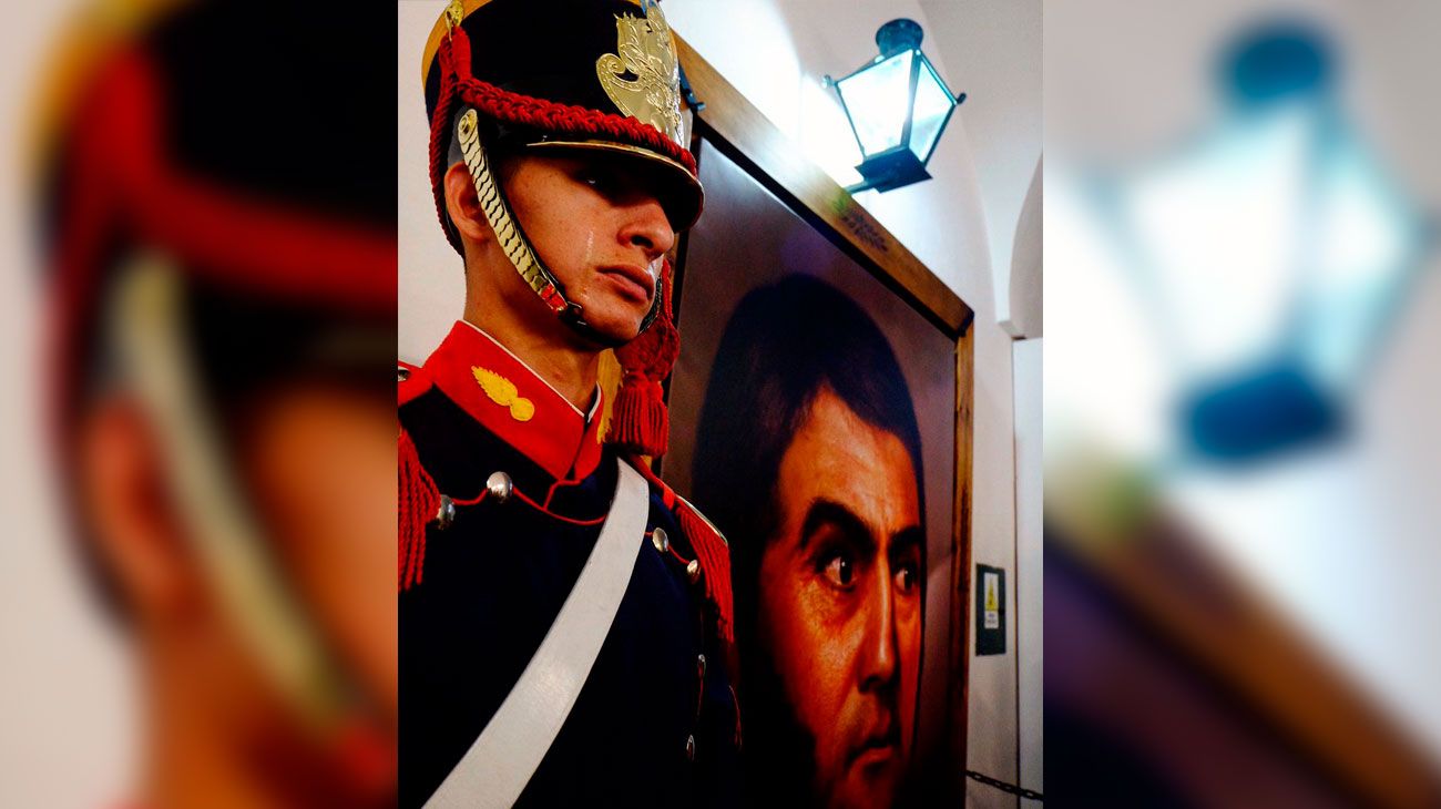 La foto viral del granadero que lloró al ver un cuadro de San Martín