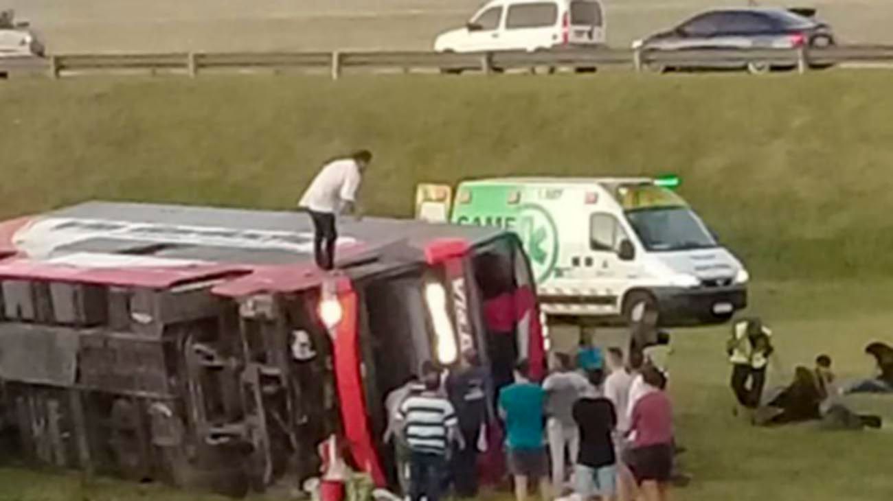 Los pasajeros apuntaron al chofer: "Apenas salimos se comió un cordón"