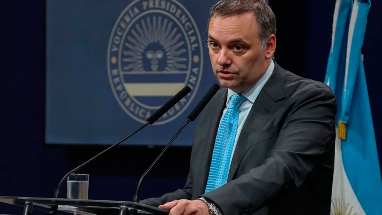 Llaman a declarar a la escribana de Manuel Adorni y se habla de su salida del gobierno