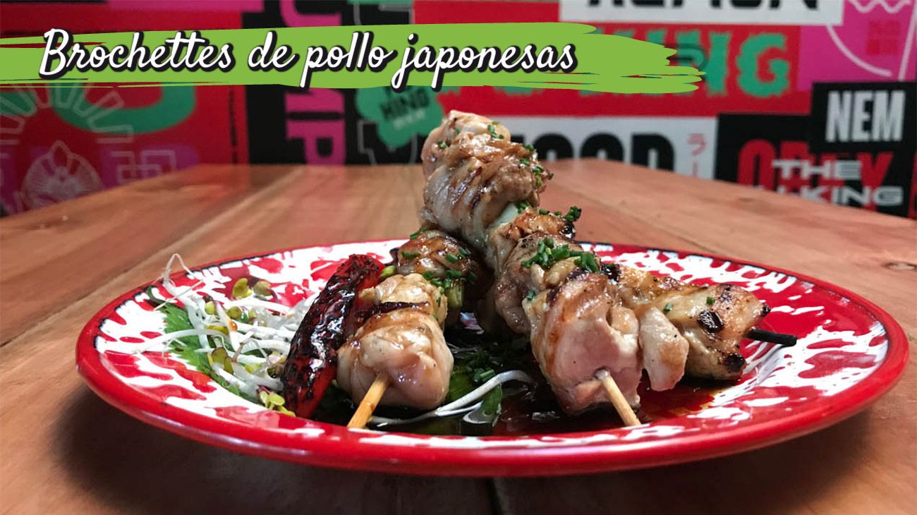 Cómo hacer brochettes de pollo japonesas