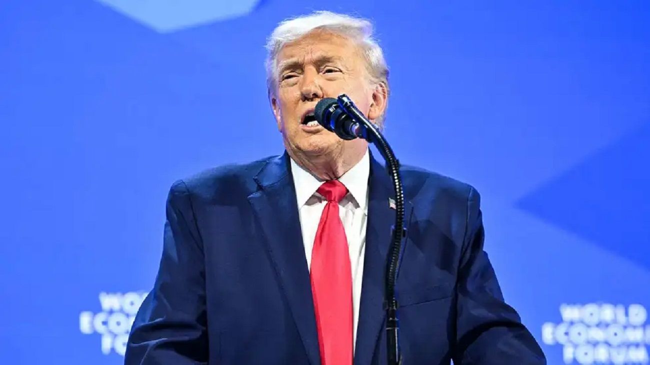 Trump dice que no le preocupa la caída del dólar estadounidense