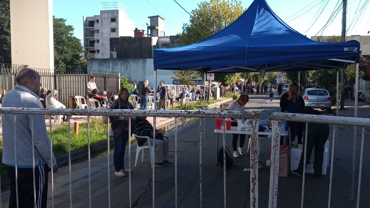 Los intendentes salieron a ayudar a bancos y este sábado aportaron sillas y gazebos