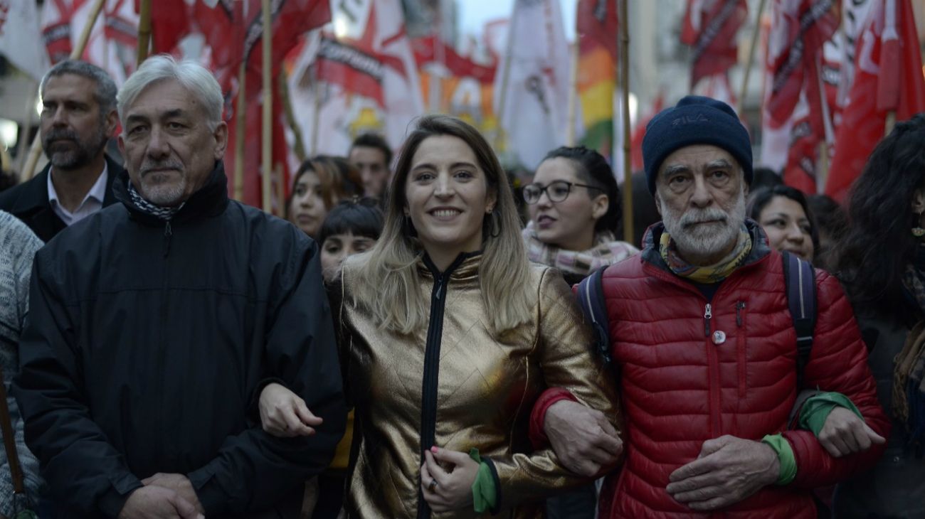 La única mujer que compite por la presidencia cerró su "gran campaña anticapitalista" en el Obelisco