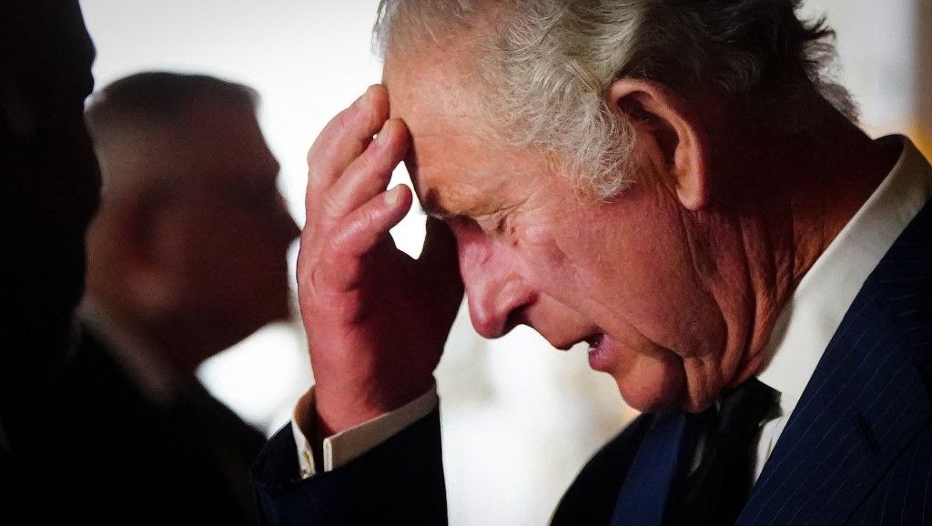 Las manos hinchadas y rojas del rey Carlos III: a qué podría deberse esa condición