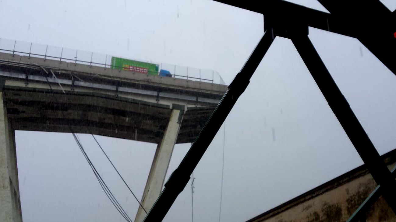 Italia: se derrumbó un puente en Génova y ya son 35 los muertos