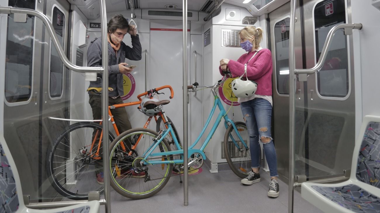 Los subtes permiten viajar con bicicletas y prueban un sistema de turnos para el tren