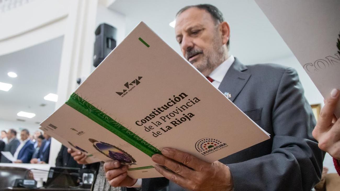 Convencionales juraron la nueva Constitución de La Rioja que amplía derechos básicos