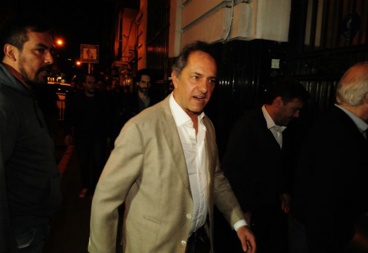 En el último día de campaña, reapareció Scioli y convocó a los indecisos