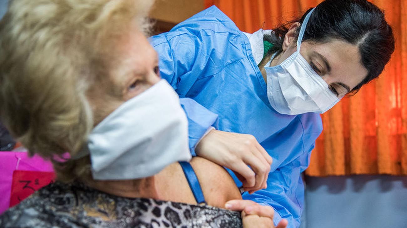 Covid-19: cómo es la vacunación en sanatorios y obras sociales de CABA