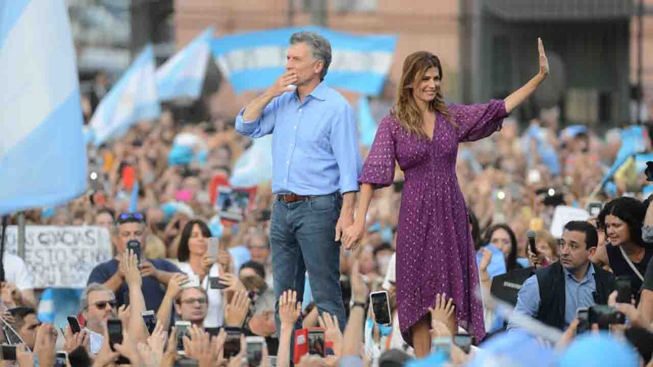 Macri se despidió ante una multitud en Plaza de Mayo: "Esto recién comienza"