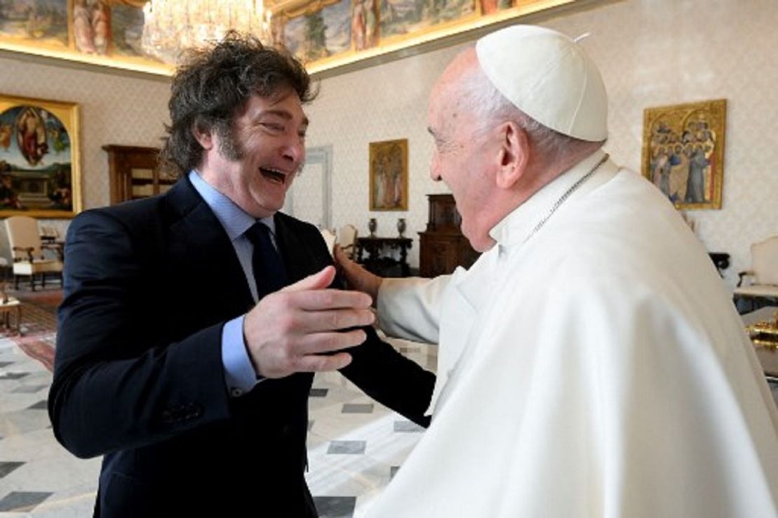 En medio de escasa información oficial, Javier Milei llegó a Roma para asistir al funeral del Papa Francisco