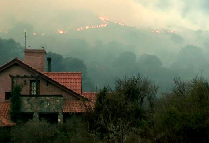 Dos heridos graves por un incendio fuera de control en Merlo
