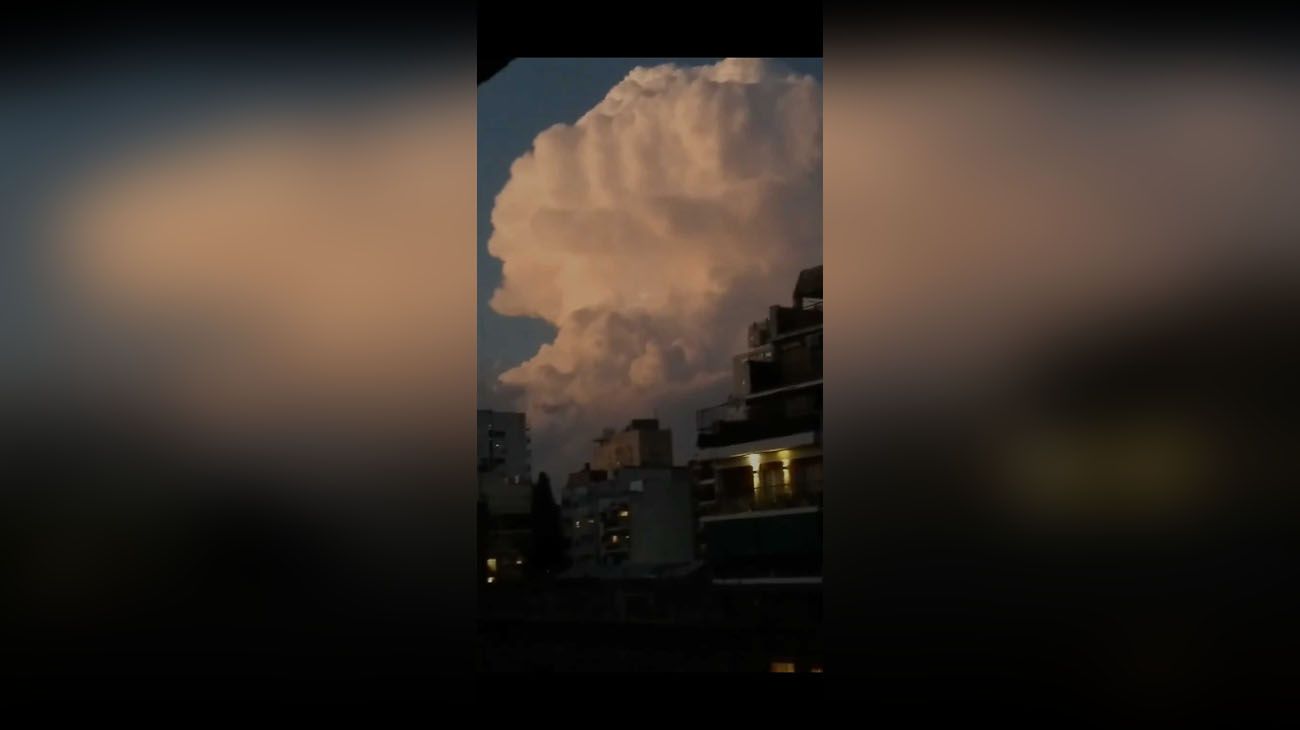 Video: así impactó un rayo sobre una nube en la Capital Federal