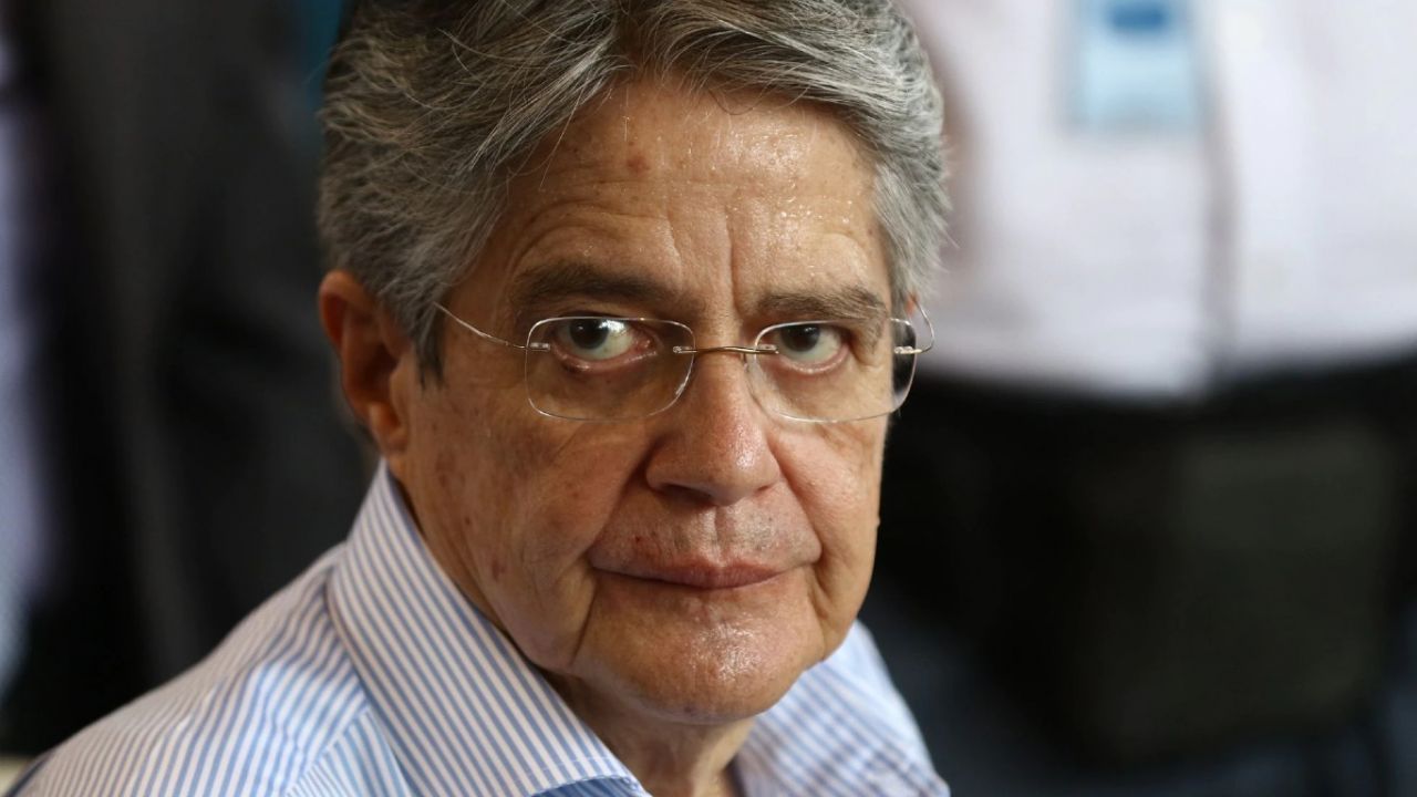 Queda en suspenso la destitución del presidente de Ecuador