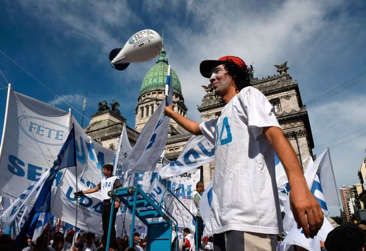 En medio del conflicto docente, intiman a Vidal a devolver días de paro