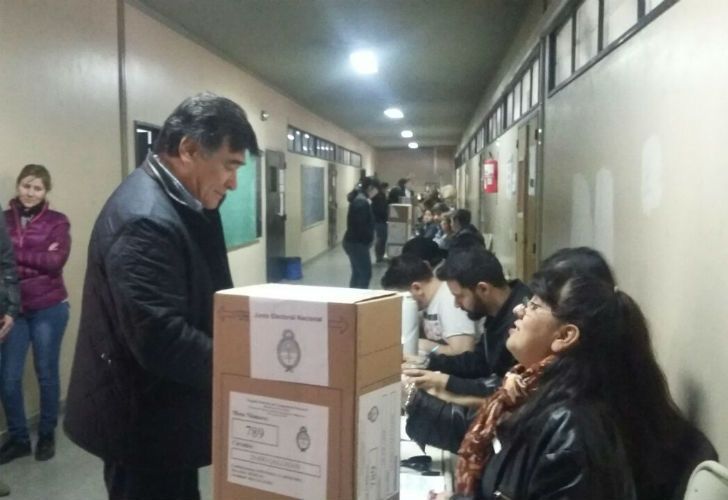 Zannini se acercó a votar en Santa Cruz y lo escracharon