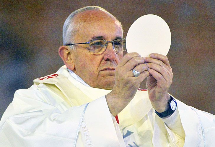 Tras el debate por los divorciados, Francisco defendió el matrimonio
