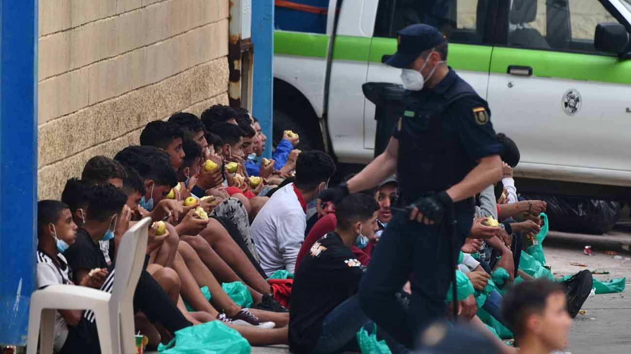 Crisis migratoria en Ceuta: España apunta a Marruecos y hubo enfrentamientos