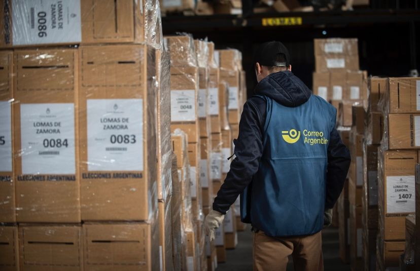 Elecciones Generales 2023: Operativo de urnas de Correo Argentino en Mercado Central