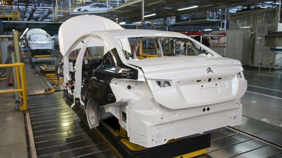 Con mejoras frente a abril, la industria cayó 26,4% y la construcción 48,6%