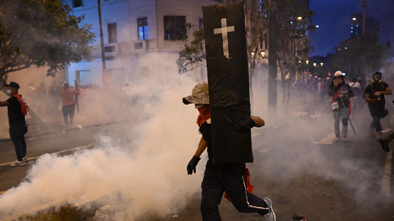 Arde Perú: murieron dos manifestantes tras el enfrentamiento con la Policía y el conflicto no cede