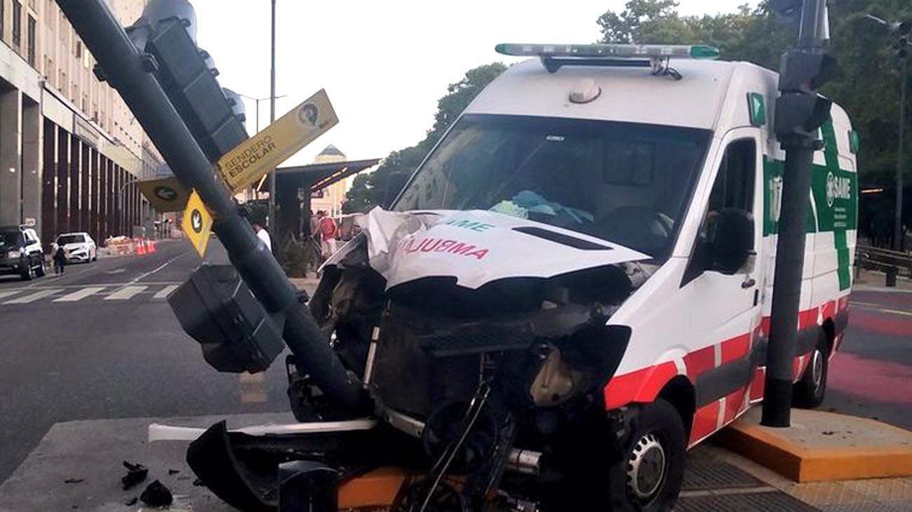 Una ambulancia chocó mientras llevaba a una persona mordida por un pitbull