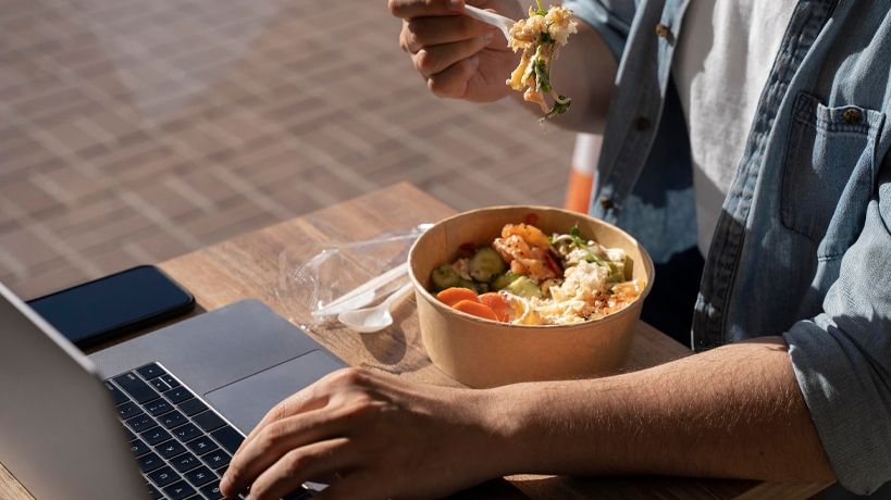 Comer en la oficina: 6 de cada 10 trabajadores se saltea alguna comida durante el día por falta de dinero