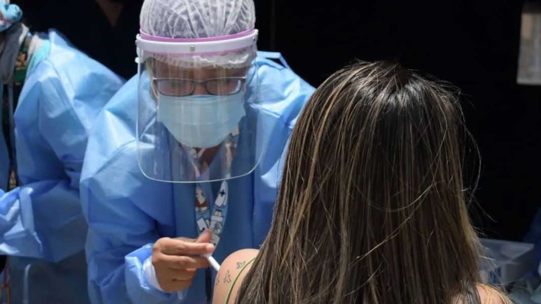 “Enfrentamos una nueva ola de un virus que sigue haciendo daño”