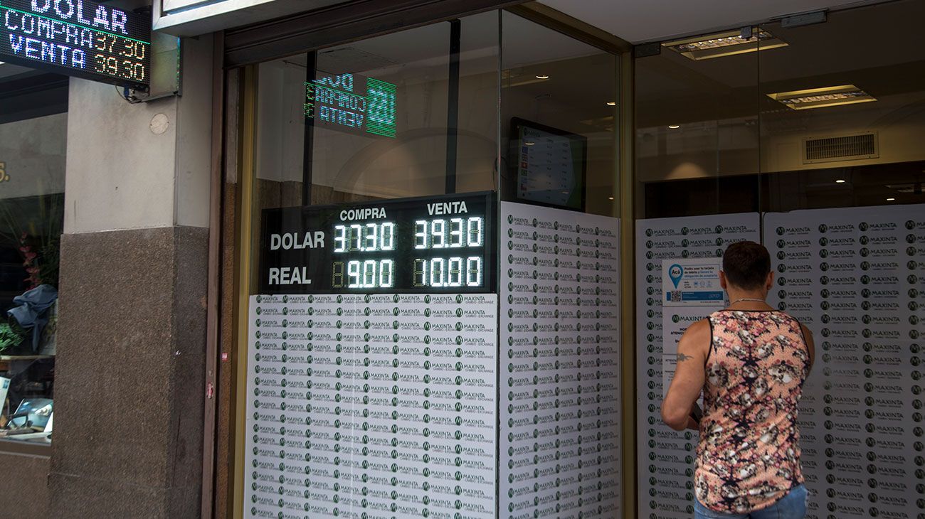 El dólar, en caída libre: en la semana cedió 63 centavos