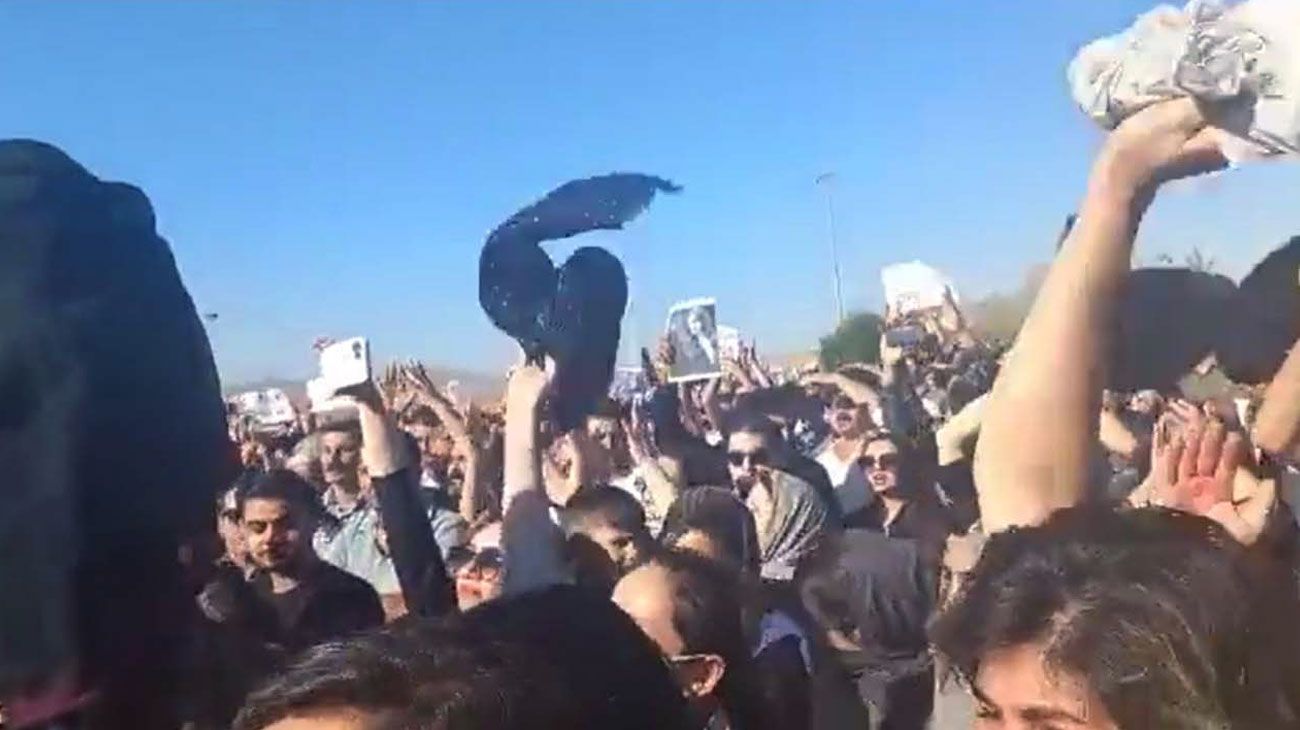 Protestas en Irán tras la muerte de una joven detenida por no usar velo