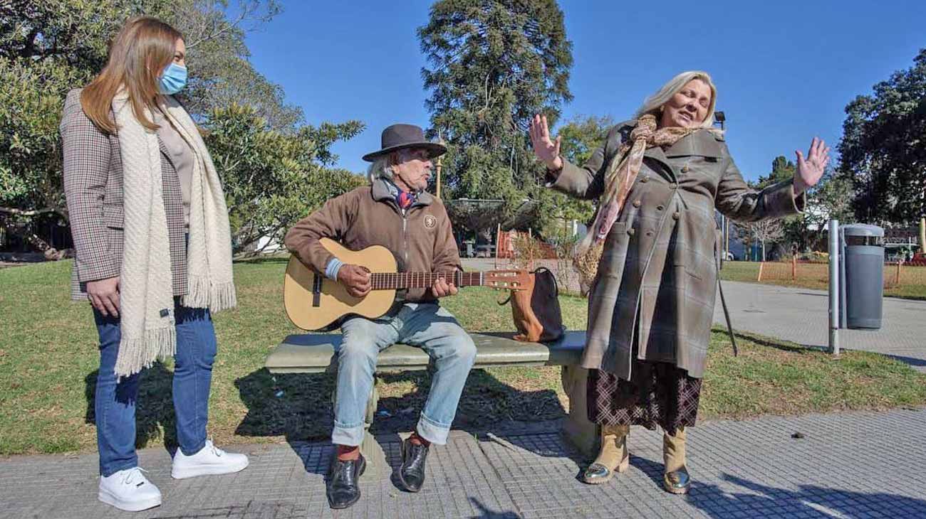 Carrió se sumó a la campaña de Vidal y caminaron por Recoleta