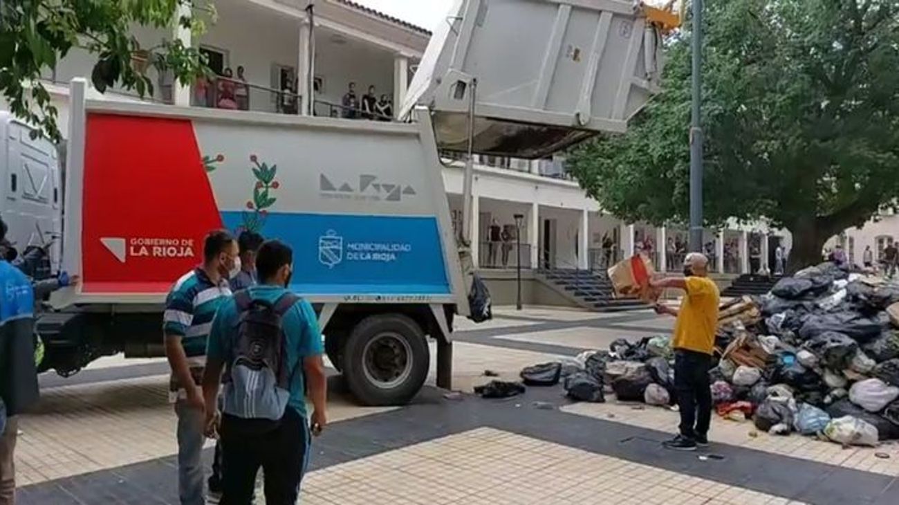 La Rioja: tiraron basura en la puerta de la Municipalidad y Macri responsabilizó al gobernador