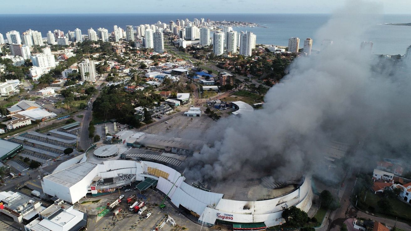 Incendio en shopping de Punta del Este: bomberos "mitigaron" las llamas pero el fuego continúa