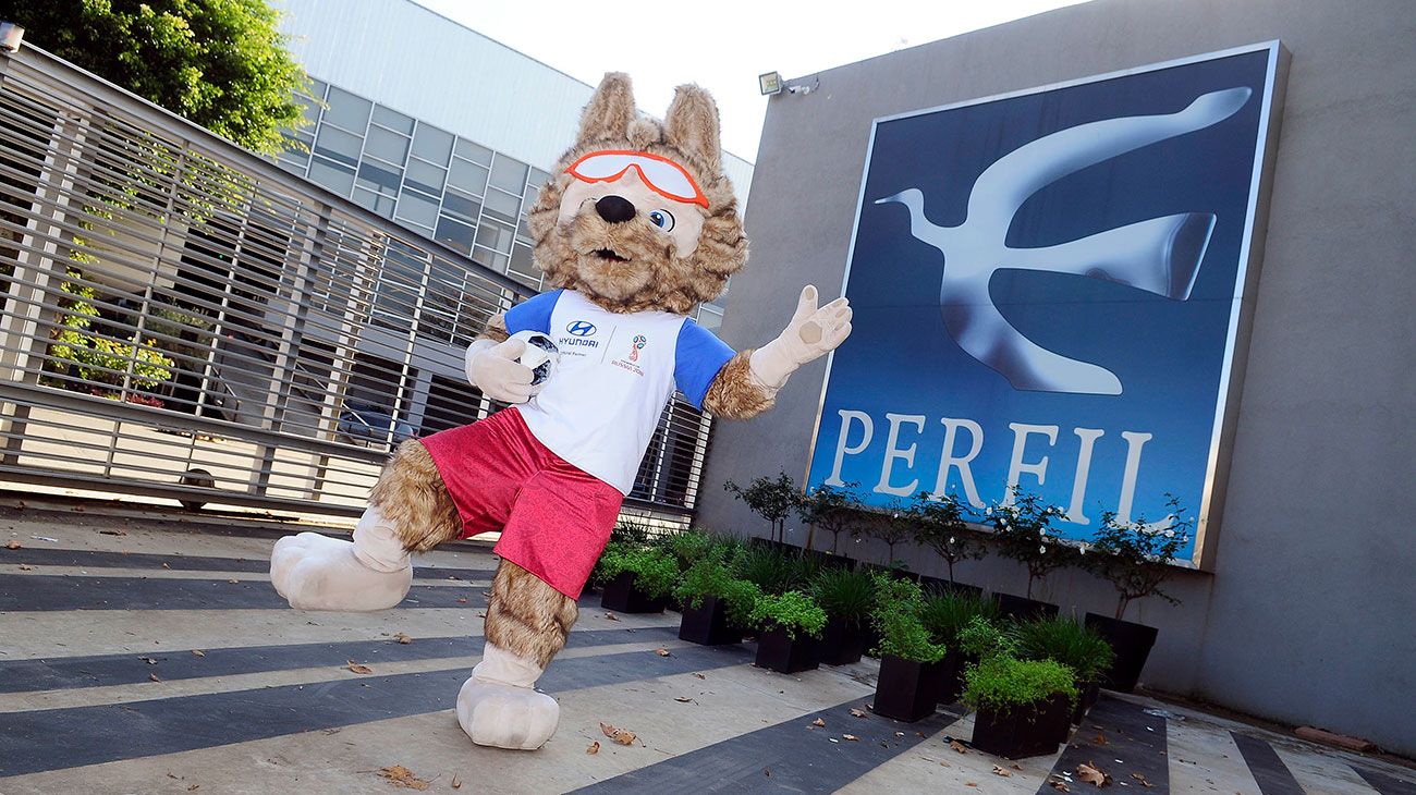 Zabivaka, la mascota del Mundial de Rusia, visitó PERFIL