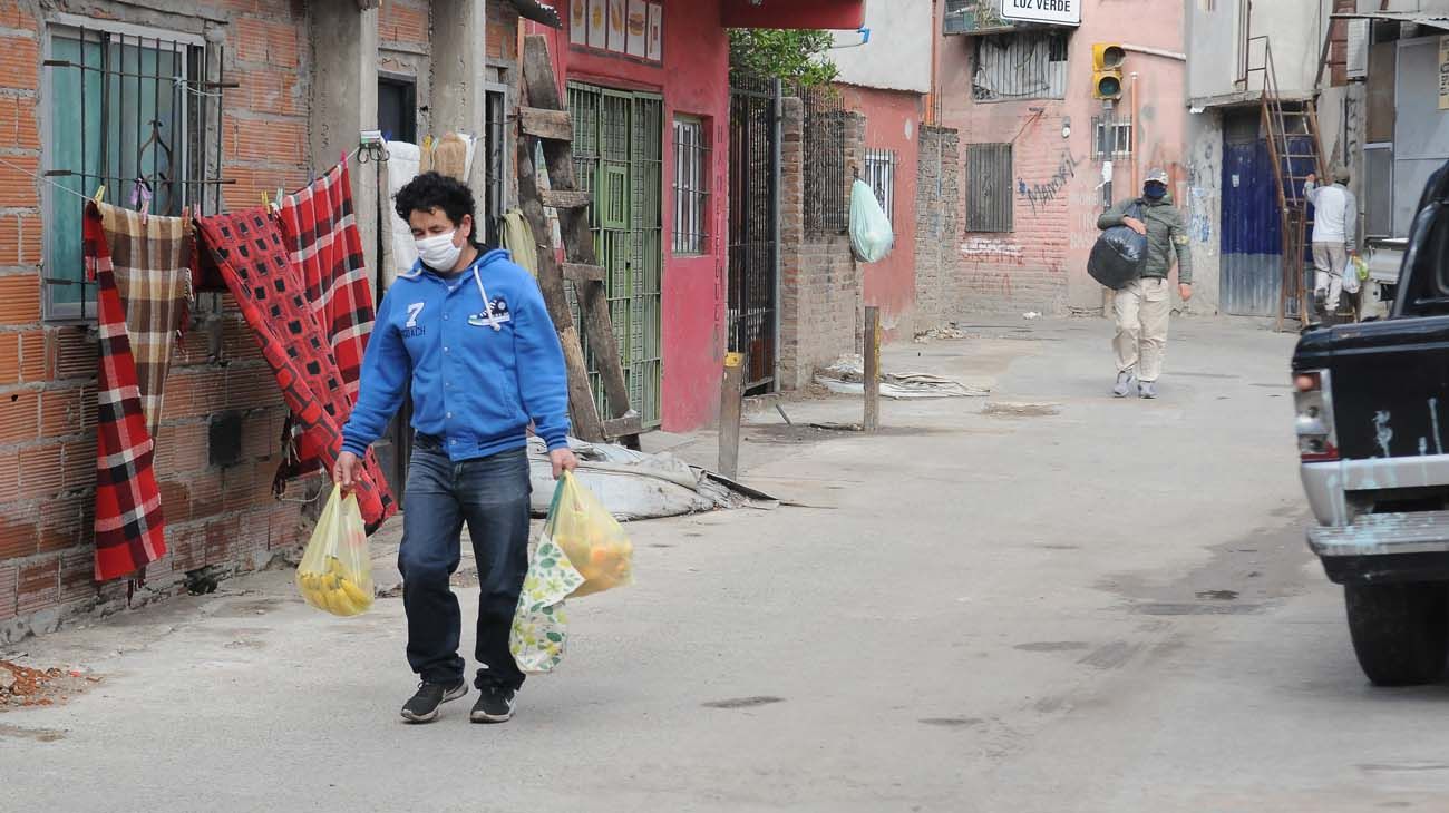 Las villas porteñas, en alerta máxima tras los picos de dengue y coronavirus